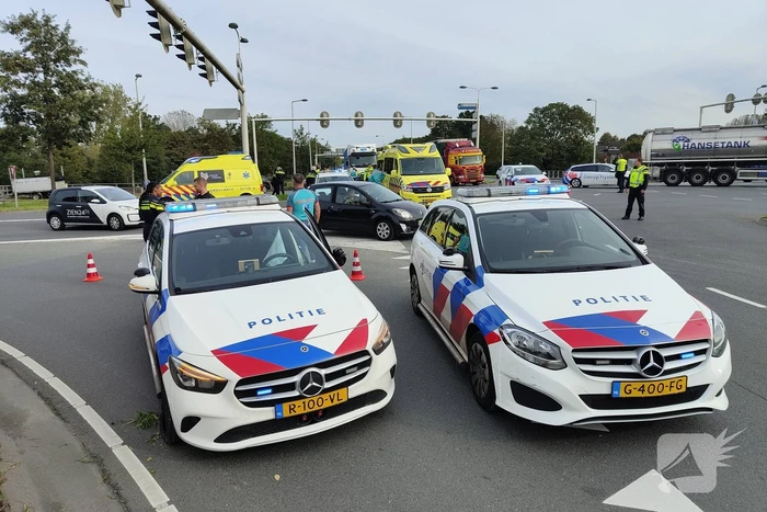Politieauto in botsing met auto op kruising