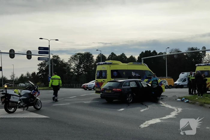Politieauto in botsing met auto op kruising