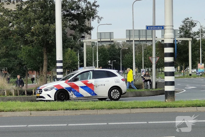 Politieauto in botsing met auto op kruising