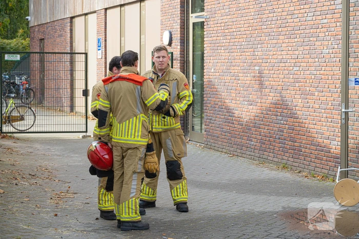 Stapelpapier vliegt in brand Yuverta college