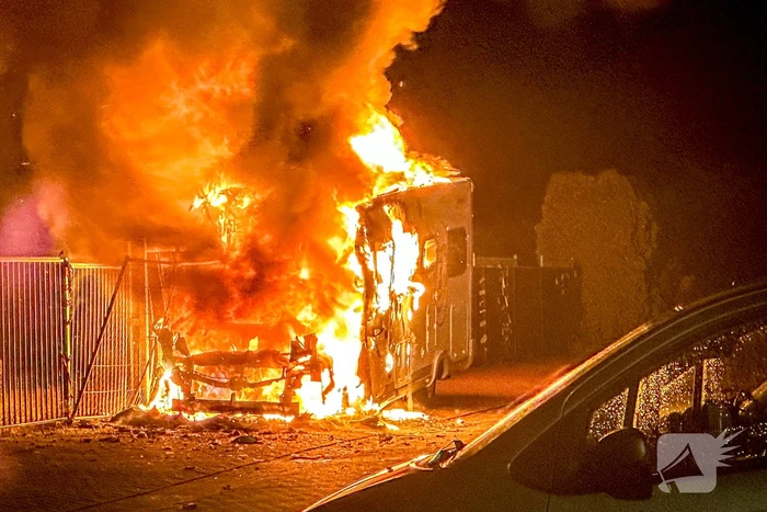 Camper in lichterlaaie op industrieterrein