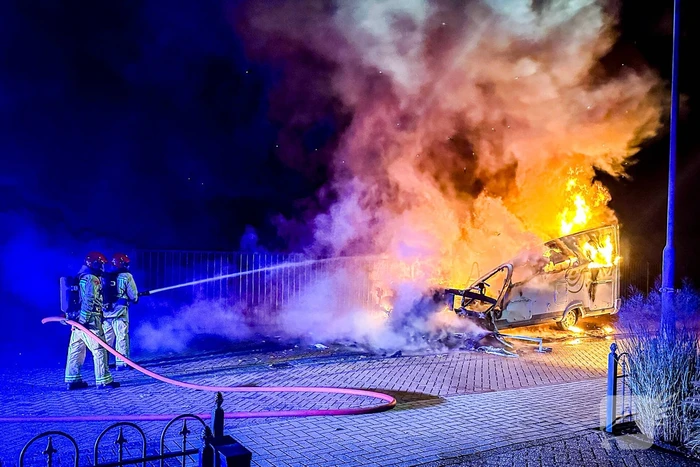 Camper in lichterlaaie op industrieterrein