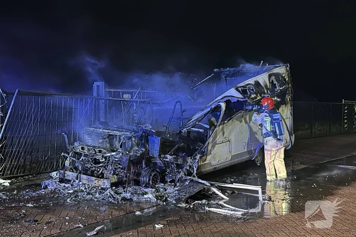 Camper in lichterlaaie op industrieterrein