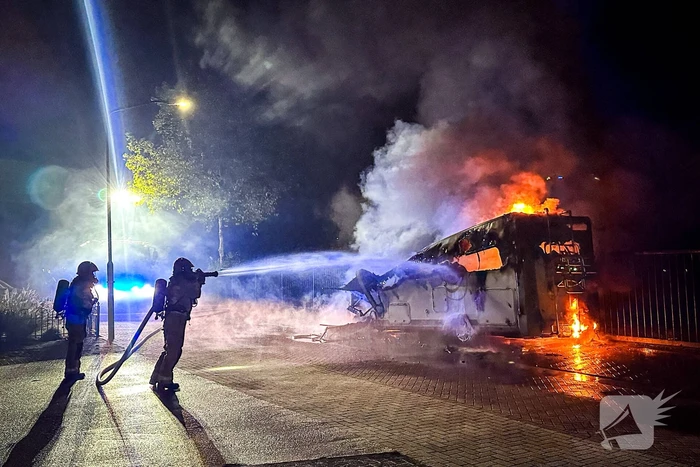 Camper in lichterlaaie op industrieterrein