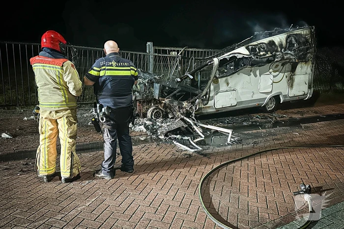 Camper in lichterlaaie op industrieterrein