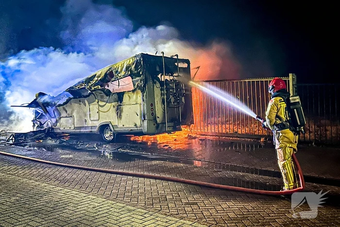 Camper in lichterlaaie op industrieterrein