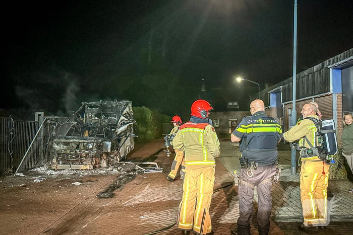Camper in lichterlaaie op industrieterrein