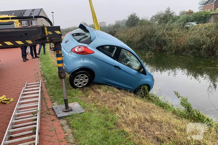 Auto rolt van oprit na vergeten handrem