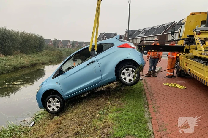 Auto rolt van oprit na vergeten handrem