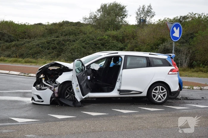 Veel schade bij aanrijding op T-splitsing