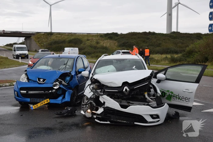 Veel schade bij aanrijding op T-splitsing