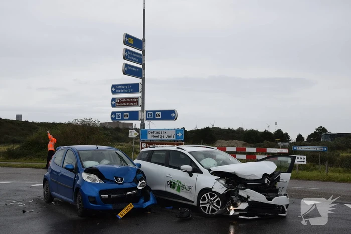 Veel schade bij aanrijding op T-splitsing