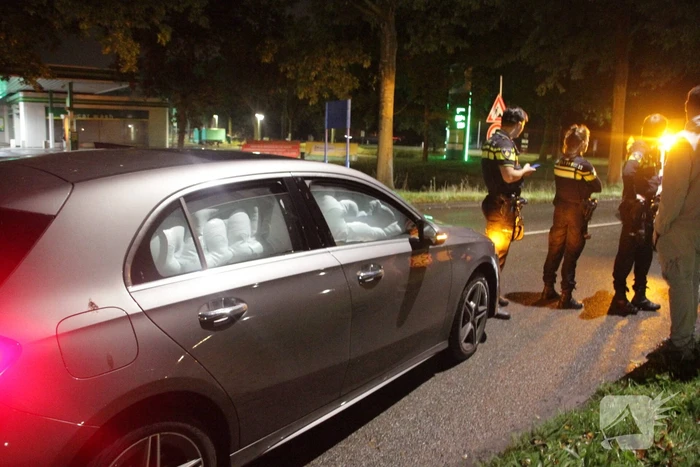 Airbags afgegaan door botsing tegen stoeprand