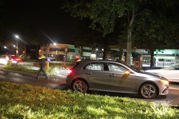 Airbags afgegaan door botsing tegen stoeprand