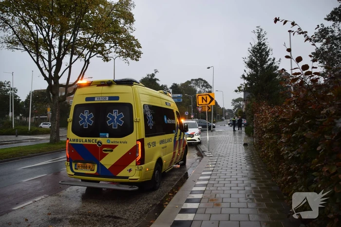Bestuurder van bestelbus en fietser in botsing