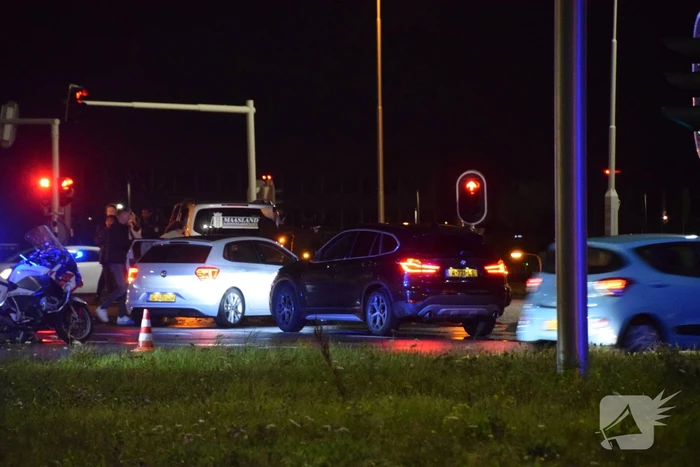 Agent gewond bij aanrijding met bestelbus