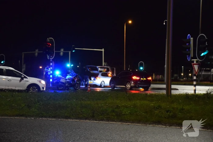 Agent gewond bij aanrijding met bestelbus
