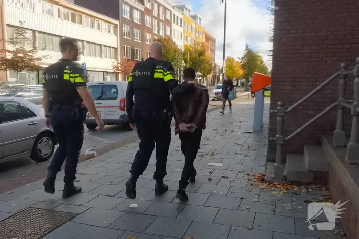 Agenten in kogelwerende vesten houden man aan in trein