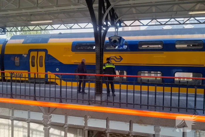 Agenten in kogelwerende vesten houden man aan in trein