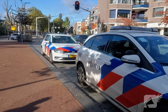 Agenten in kogelwerende vesten houden man aan in trein