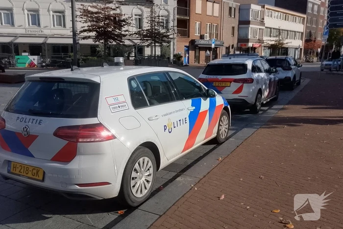 Agenten in kogelwerende vesten houden man aan in trein