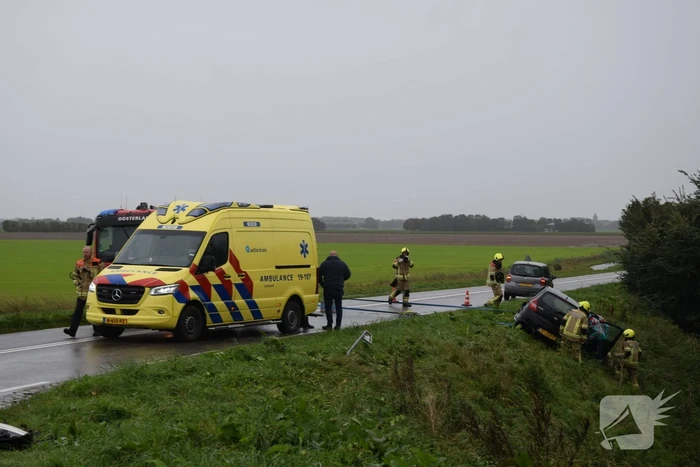 Brandweer bevrijdt inzittenden na frontale botsing op kruising