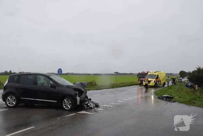 Brandweer bevrijdt inzittenden na frontale botsing op kruising
