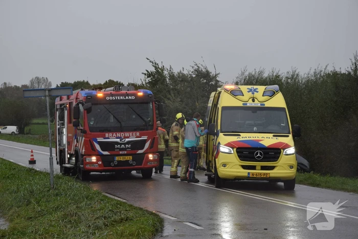 Brandweer bevrijdt inzittenden na frontale botsing op kruising