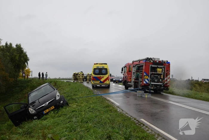 Brandweer bevrijdt inzittenden na frontale botsing op kruising