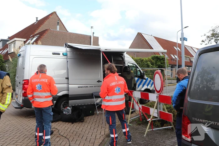 EOD haalt explosief materiaal uit woning