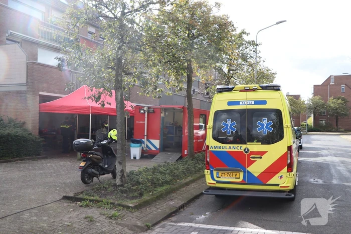 EOD haalt explosief materiaal uit woning