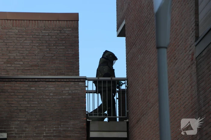 EOD haalt explosief materiaal uit woning