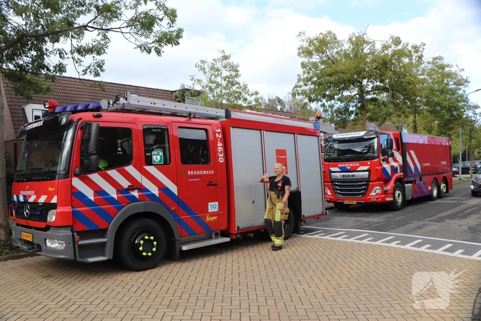 EOD haalt explosief materiaal uit woning