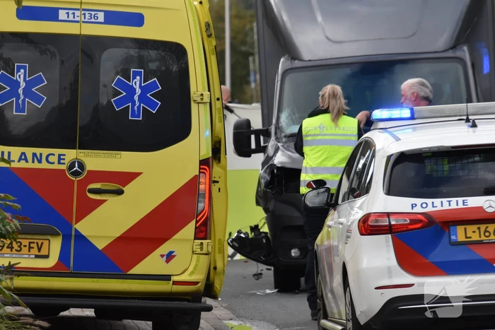 Persoon overleden bij botsing met bakwagen