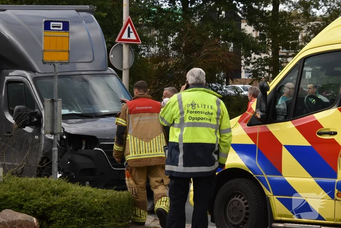 Persoon overleden bij botsing met bakwagen