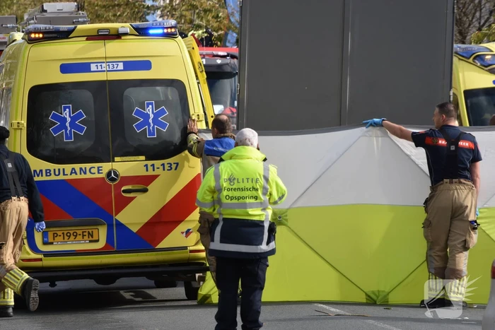 Persoon overleden bij botsing met bakwagen