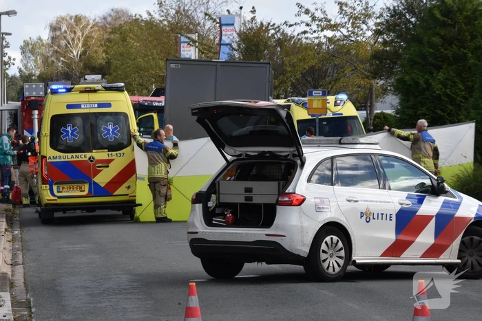 Persoon overleden bij botsing met bakwagen