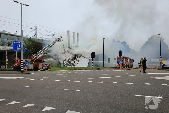 Veel brandweer ingezet voor grote gebouwbrand
