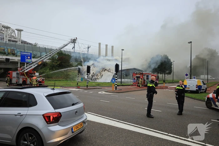 Veel brandweer ingezet voor grote gebouwbrand