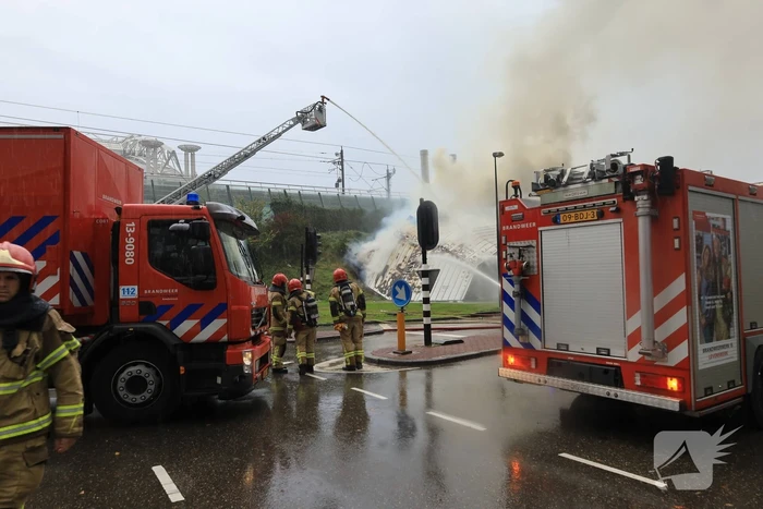 Veel brandweer ingezet voor grote gebouwbrand