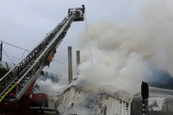 Veel brandweer ingezet voor grote gebouwbrand