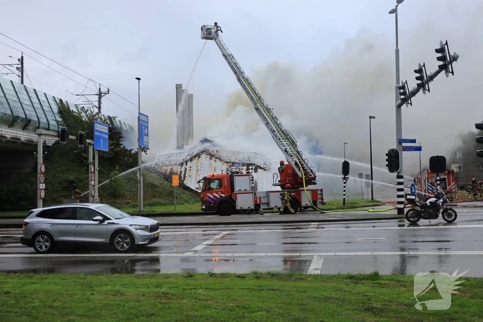 Veel brandweer ingezet voor grote gebouwbrand