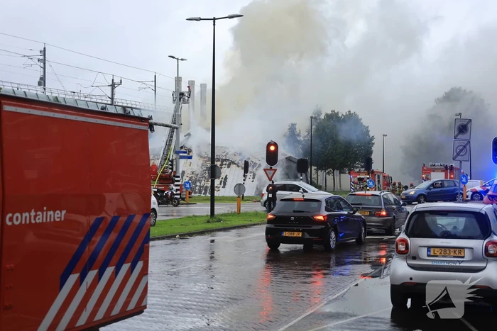 Veel brandweer ingezet voor grote gebouwbrand