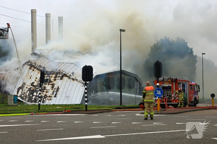 Veel brandweer ingezet voor grote gebouwbrand