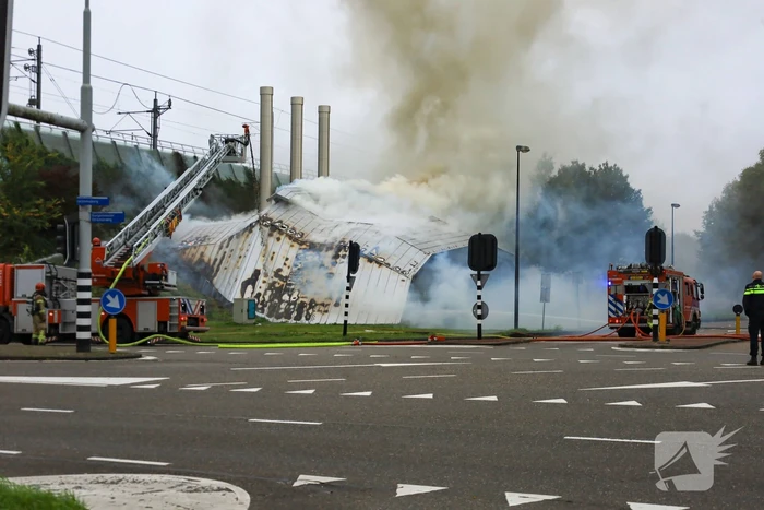 Veel brandweer ingezet voor grote gebouwbrand