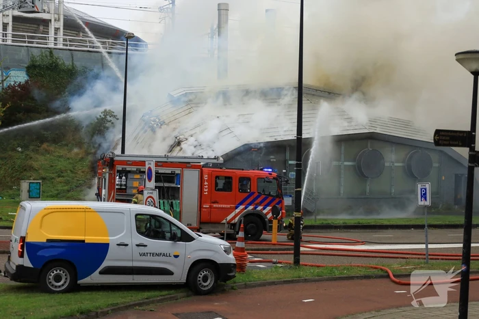 Veel brandweer ingezet voor grote gebouwbrand