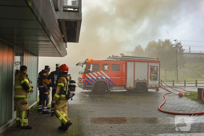 Veel brandweer ingezet voor grote gebouwbrand
