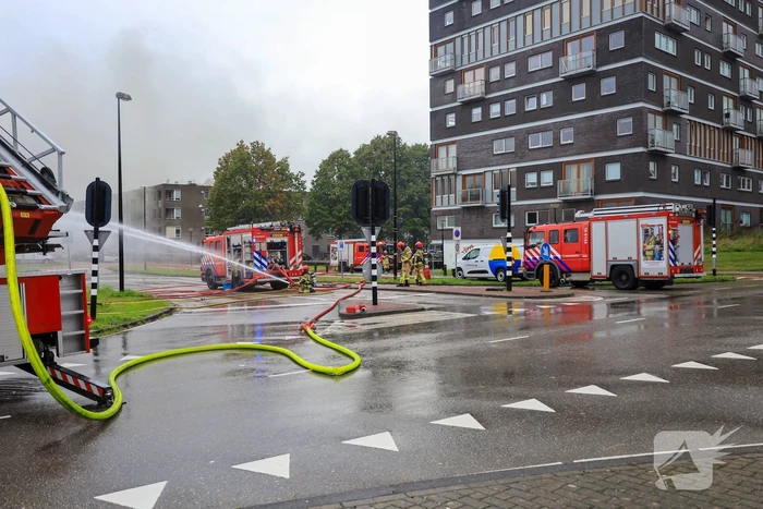 Veel brandweer ingezet voor grote gebouwbrand