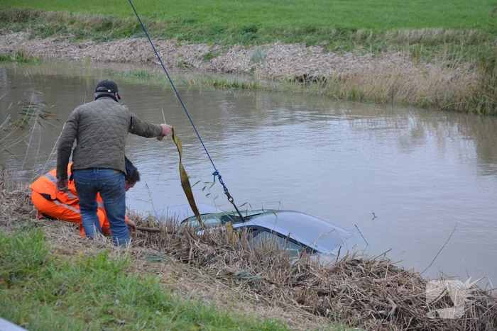 Auto raakt van de weg en belandt in water