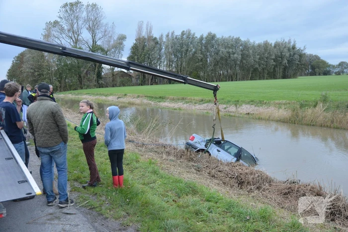 Auto raakt van de weg en belandt in water
